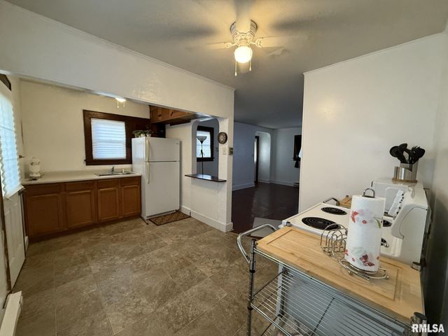 215 S CHAMBERLAIN Street, Roseville, IL 61473