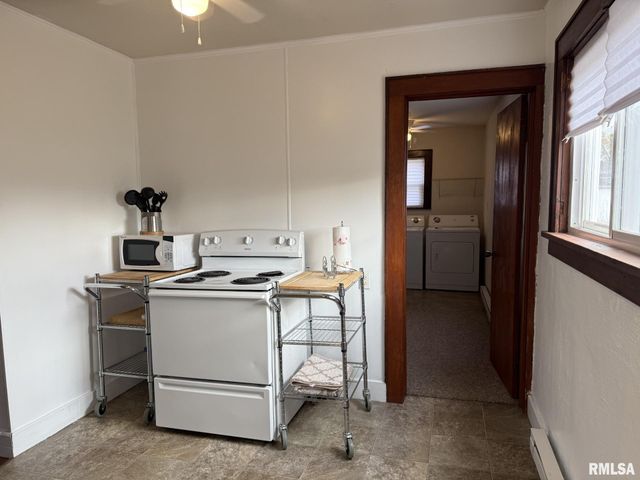 215 S CHAMBERLAIN Street, Roseville, IL 61473