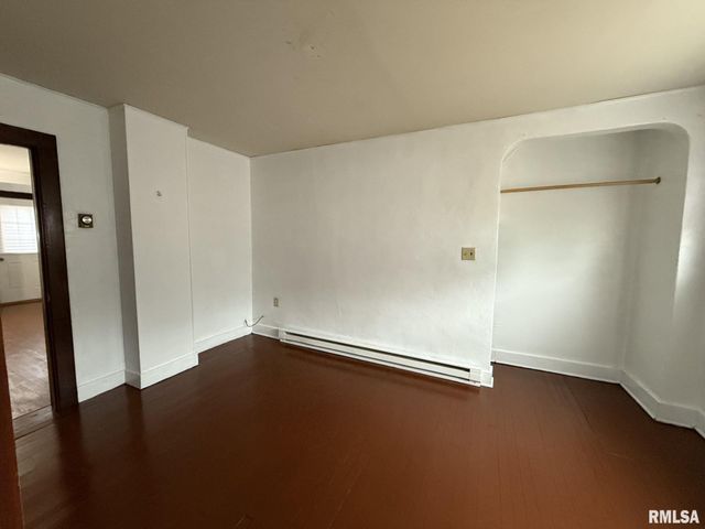 215 S CHAMBERLAIN Street, Roseville, IL 61473