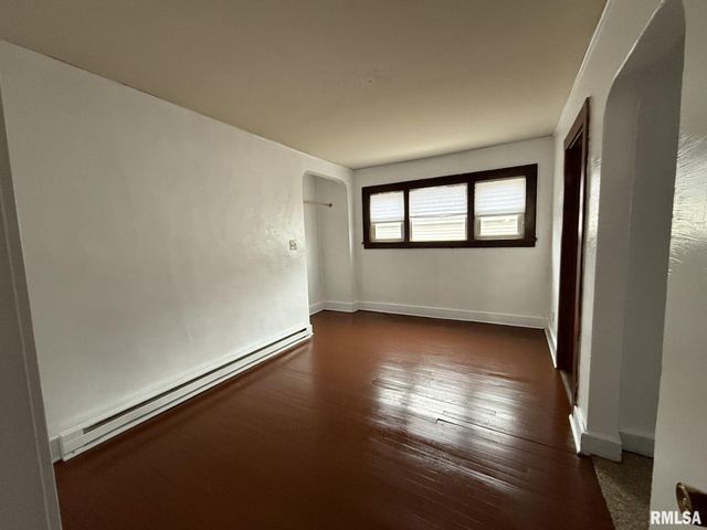 215 S CHAMBERLAIN Street, Roseville, IL 61473