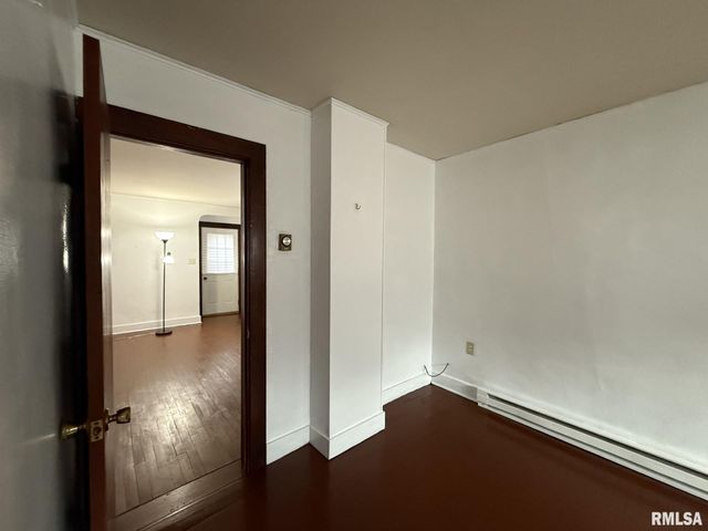 215 S CHAMBERLAIN Street, Roseville, IL 61473