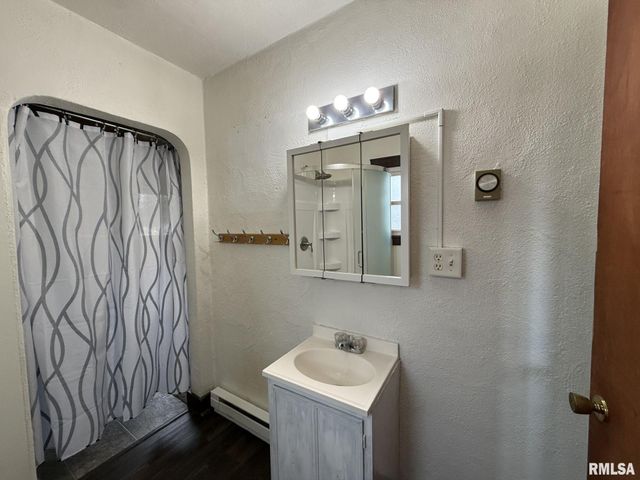 215 S CHAMBERLAIN Street, Roseville, IL 61473