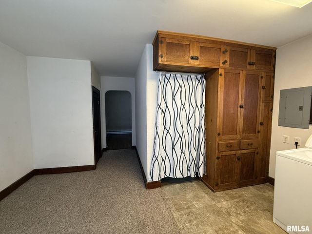 215 S CHAMBERLAIN Street, Roseville, IL 61473