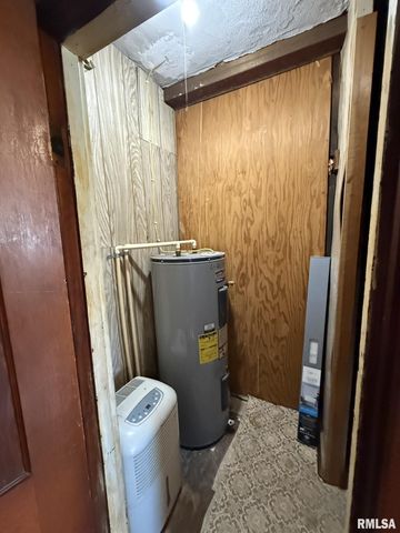 215 S CHAMBERLAIN Street, Roseville, IL 61473