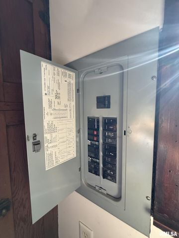 215 S CHAMBERLAIN Street, Roseville, IL 61473