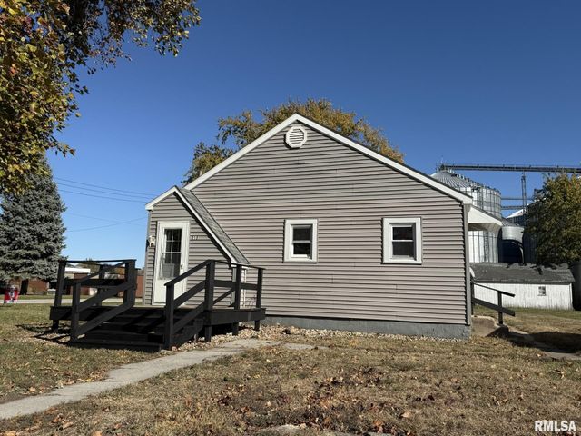 215 S CHAMBERLAIN Street, Roseville, IL 61473