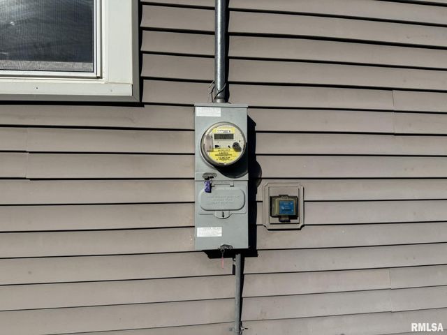 215 S CHAMBERLAIN Street, Roseville, IL 61473