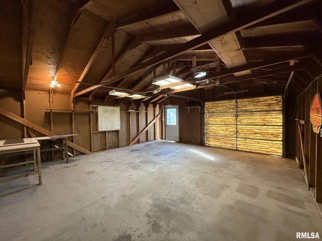 215 S CHAMBERLAIN Street, Roseville, IL 61473