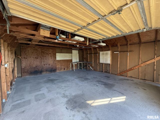 215 S CHAMBERLAIN Street, Roseville, IL 61473