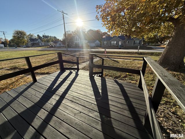 215 S CHAMBERLAIN Street, Roseville, IL 61473