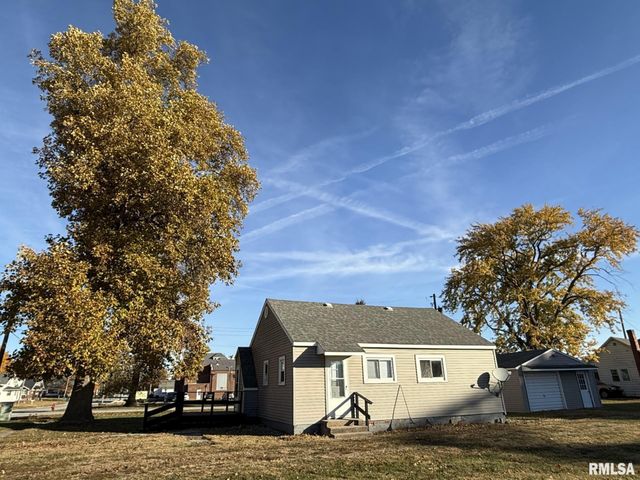 215 S CHAMBERLAIN Street, Roseville, IL 61473