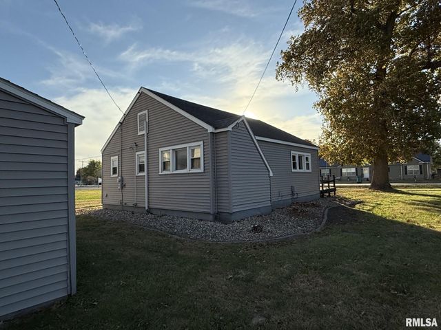 215 S CHAMBERLAIN Street, Roseville, IL 61473