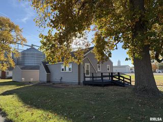 215 S CHAMBERLAIN Street, Roseville, IL 61473