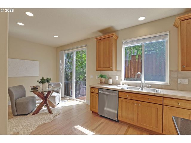 4574 Nw DRESDEN Pl, Portland, OR 97229