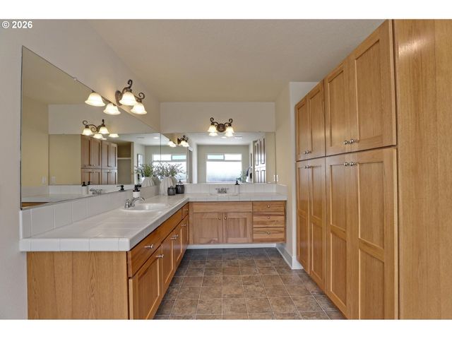 4574 Nw DRESDEN Pl, Portland, OR 97229