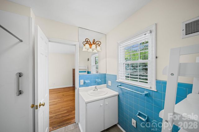 300 W 11th Avenue, Gastonia, NC 28052