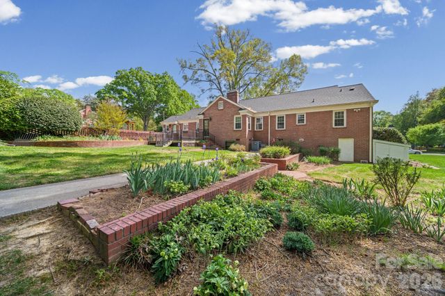 300 W 11th Avenue, Gastonia, NC 28052