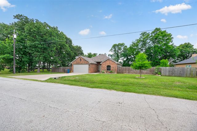 134 Towering Oaks, Tool, TX 75143