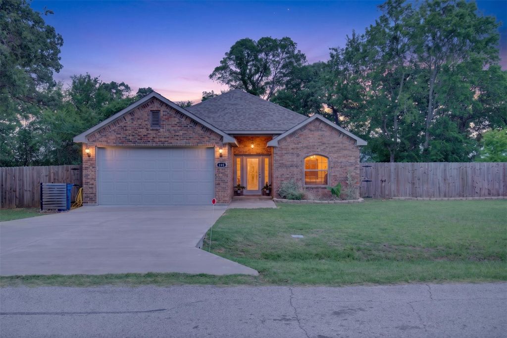 134 Towering Oaks, Tool, TX 75143