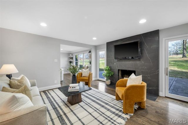 78 Meadowbrook Country Club Estate, Ballwin, MO 63011