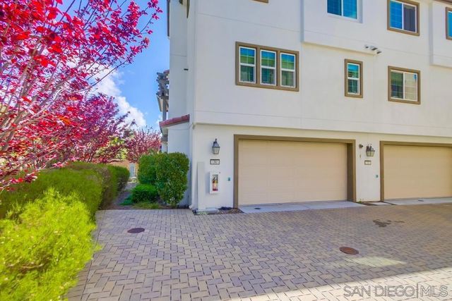 6012 Village Center Loop Rd 38, San Diego, CA 92130