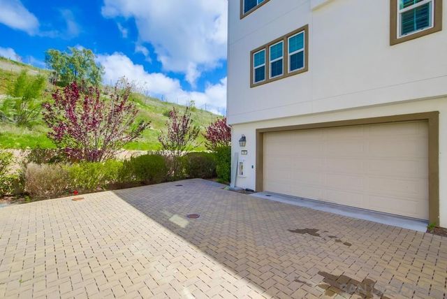 6012 Village Center Loop Rd 38, San Diego, CA 92130