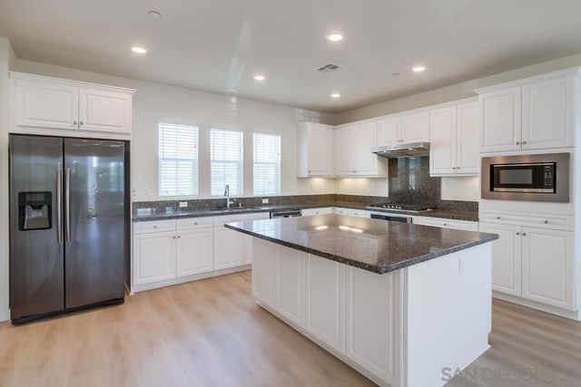 6012 Village Center Loop Rd 38, San Diego, CA 92130