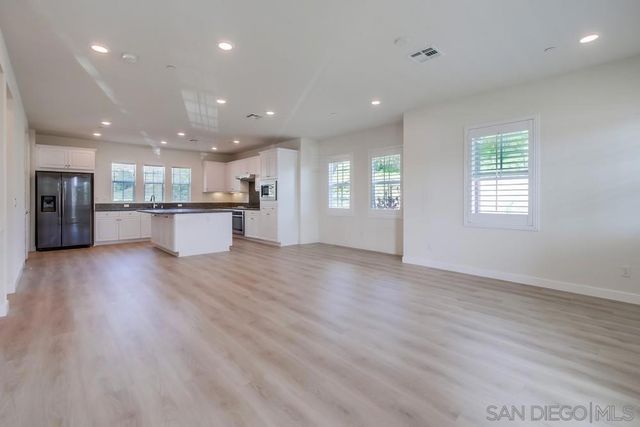 6012 Village Center Loop Rd 38, San Diego, CA 92130