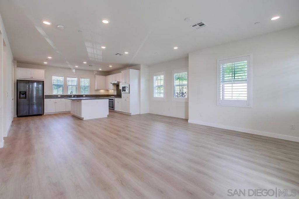 Image 4 of property listing at 6012 Village Center Loop Rd 38, San Diego, CA 92130