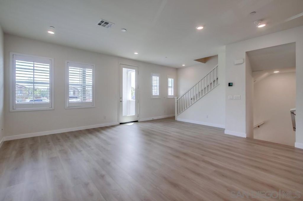 Image 40 of property listing at 6012 Village Center Loop Rd 38, San Diego, CA 92130