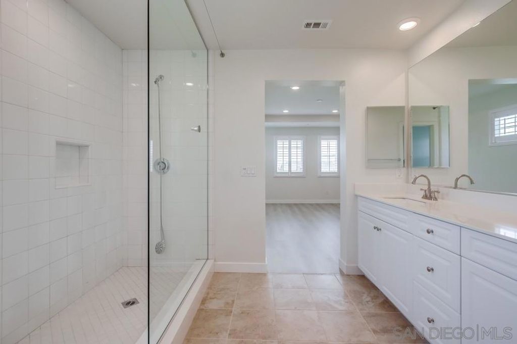 Image 8 of property listing at 6012 Village Center Loop Rd 38, San Diego, CA 92130