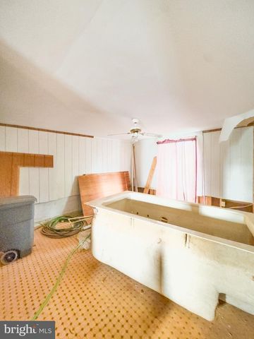 11101 WINCHESTER GRADE RD, Berkeley Springs, WV 25411
