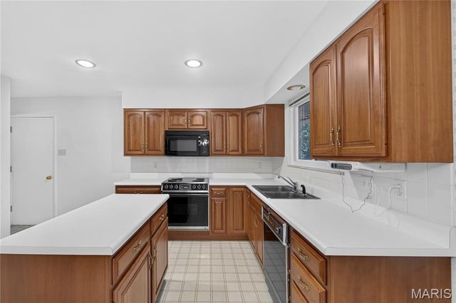 12470 Villa Hill Lane, Creve Coeur, MO 63141