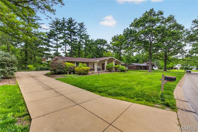 12470 Villa Hill Lane, Creve Coeur, MO 63141