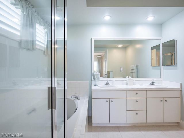 5818 Glencove DR 103, Naples, FL 34108