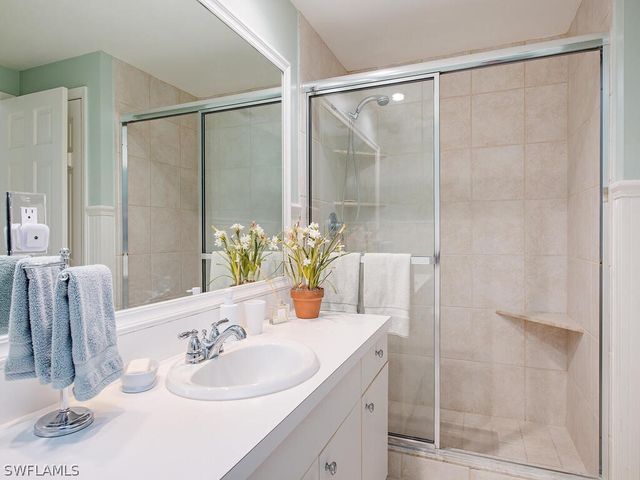 5818 Glencove DR 103, Naples, FL 34108