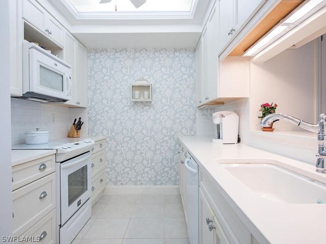 5818 Glencove DR 103, Naples, FL 34108