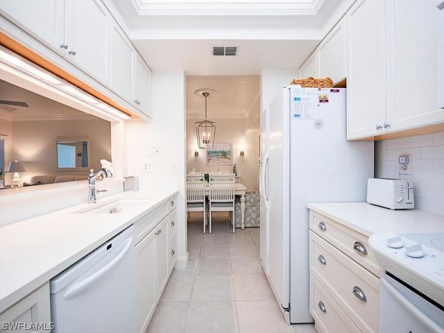 5818 Glencove DR 103, Naples, FL 34108