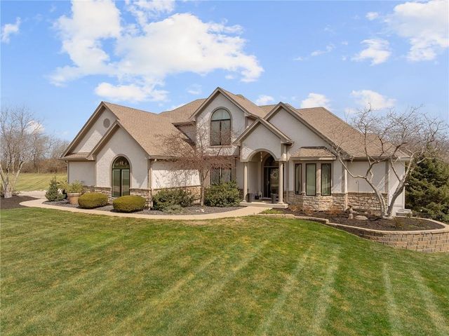 25002 Woodland Circle, Lee's Summit, MO 64086