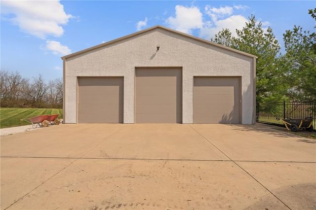 25002 Woodland Circle, Lee's Summit, MO 64086
