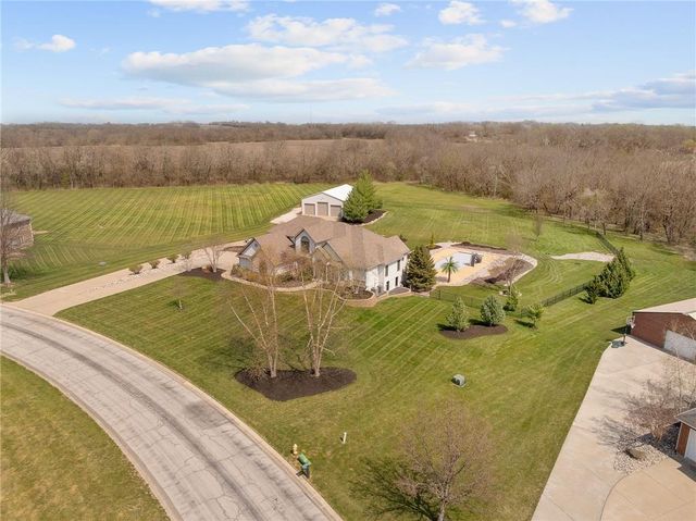 25002 Woodland Circle, Lee's Summit, MO 64086