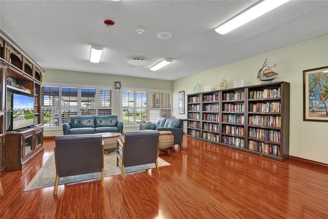 2083 SW 13th Ave, Boynton Beach, FL 33426