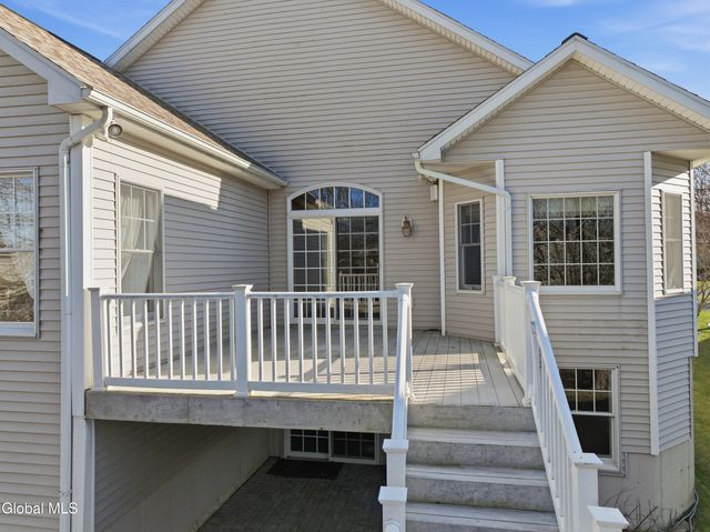 6 Cheshire Way, Colonie, NY 12211