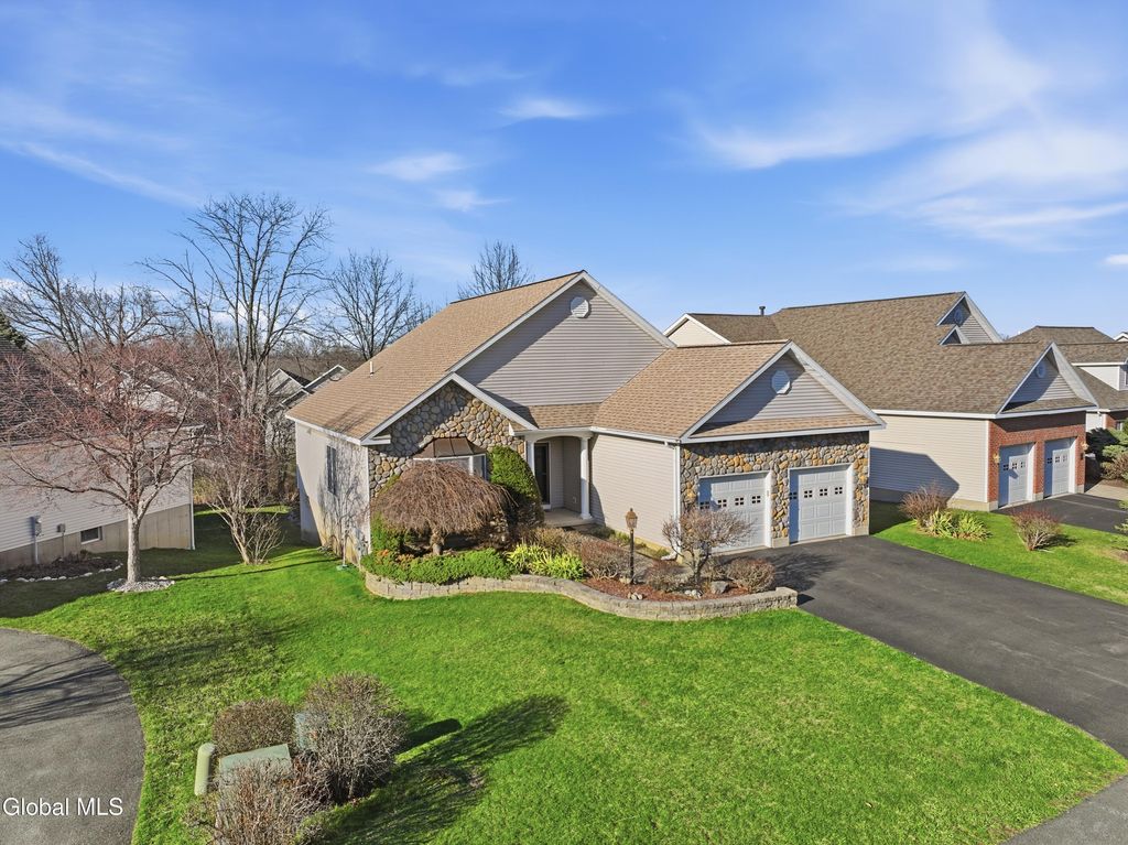 6 Cheshire Way, Colonie, NY 12211