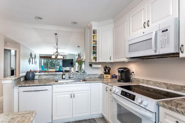 425 Persimmon DR, Yorktown, VA 23693