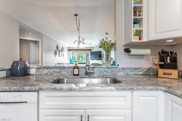 425 Persimmon DR, Yorktown, VA 23693
