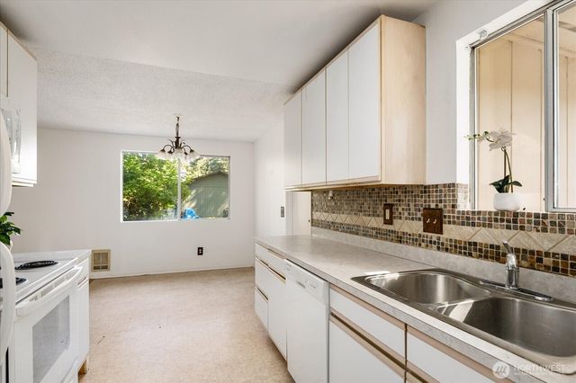 4511 Woodland Circle, Oak Harbor, WA 98277