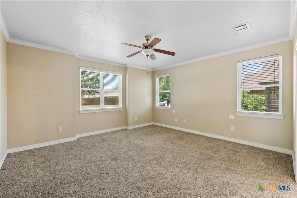 Image 10 of property listing at 100 Magan Ln, Jarrell, TX 76537