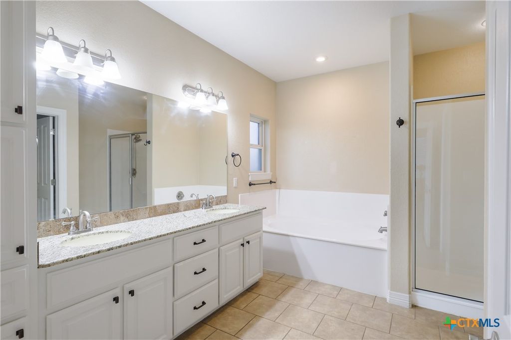 Image 12 of property listing at 100 Magan Ln, Jarrell, TX 76537