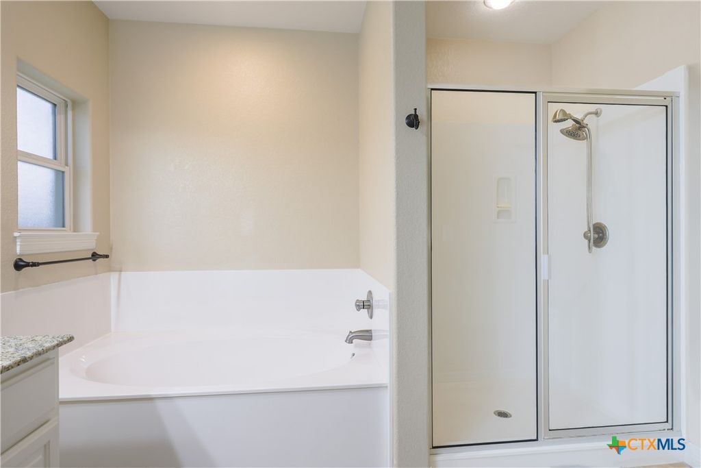 Image 13 of property listing at 100 Magan Ln, Jarrell, TX 76537